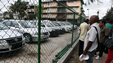 cubanos se quejan: en cuba un auto cuesta mas que una casa
