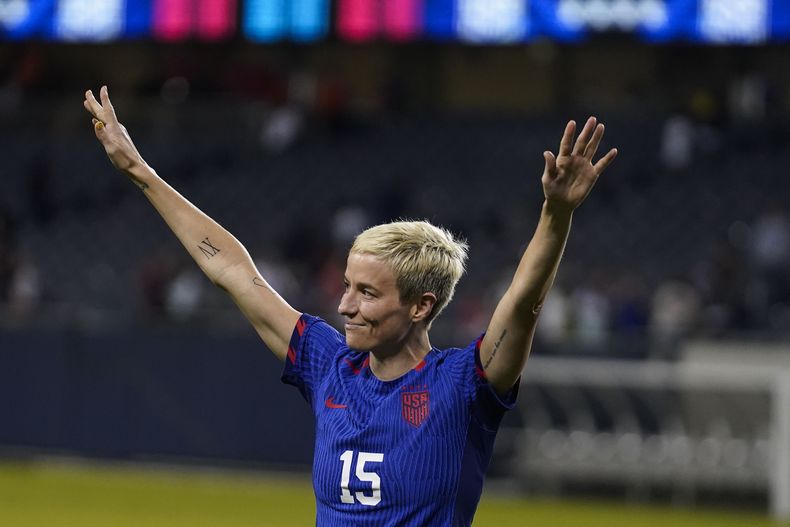 La delantera estadounidense Megan Rapinoe se despide tras disputar su último partido con la selección nacional en el amistoso contra Sudáfrica, el domingo 24 de septiembre de 2023, en Chicago. (AP Foto/Erin Hooley)