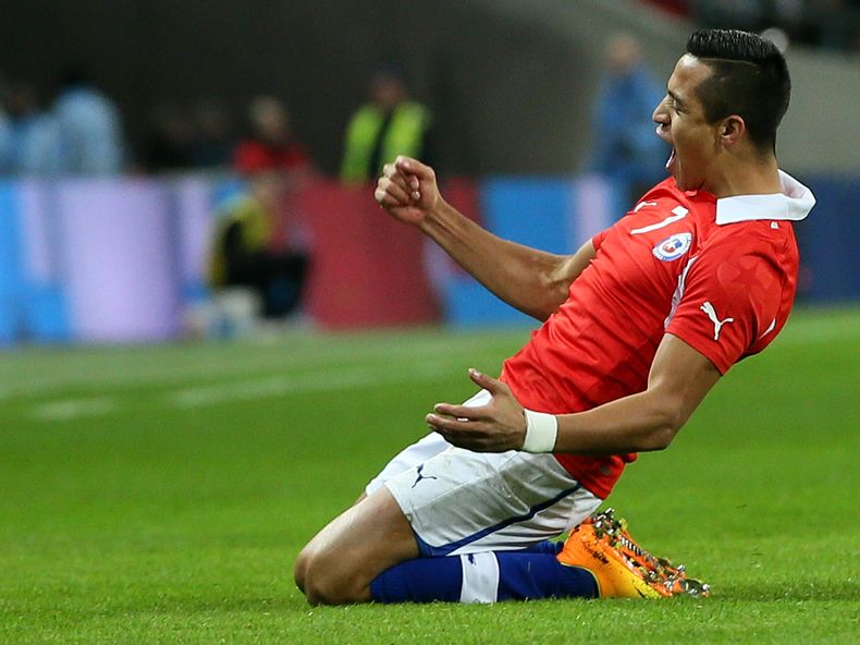 El jugador de la selecci&oacute;n de Chile, Alexis S&aacute;nchez, festeja un gol contra Inglaterra en un amistoso el viernes, 15 de noviembre de 2013, en Londres. (AP Photo/Alastair Grant)