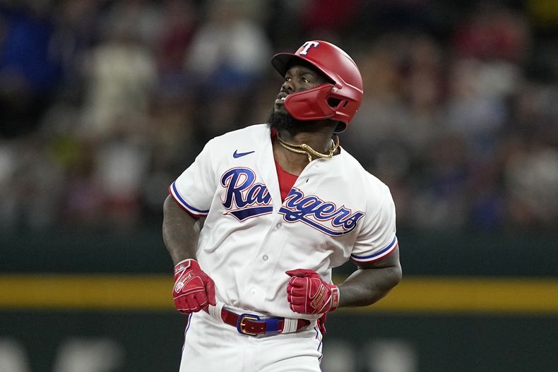 El cubano Adolis García, de los Rangers de Texas, recorre las bases después de su jonrón de dos carreras en la cuarta entrada del partido ante los Bravos de Atlanta, el martes 16 de mayo de 2023, en Arlington, Texas. (AP Foto/Tony Gutierrez)