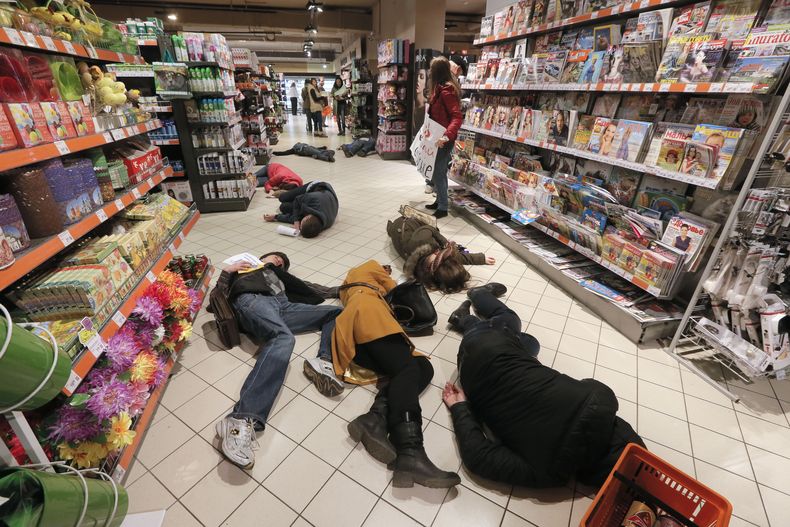 Ucranianos act&uacute;an representando cad&aacute;veres sobre el piso de un supermercado en un movimiento de protesta contra la compra de productos rusos, el s&aacute;bado 5 de abril de 2014, en Kiev, Ucrania. (Foto AP/Efrem Lukatsky)