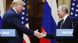 ARCHIVO – El presidente estadounidense Donald Trump saluda a su homólogo ruso Vladímir Putin al final de una conferencia de prensa en el Palacio Presidencial de Helsinki, Finlandia, el 16 de julio de 2018. (AP Foto/Alexander Zemlianichenko, Archivo)