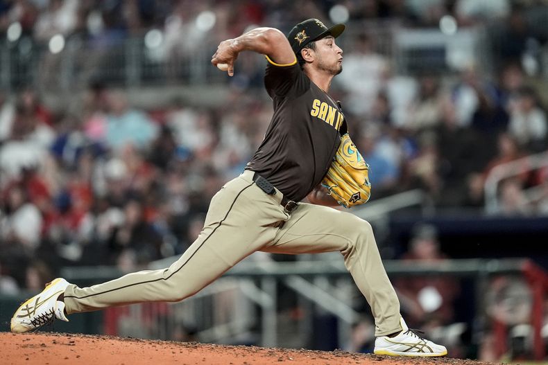 El lanzador de los Padres de San Diego, Yu Darvish (11), trabaja en la séptima entrada de un juego de béisbol contra los Bravos de Atlanta, el domingo 19 de mayo de 2024, en Atlanta. (AP Foto/Mike Stewart)
