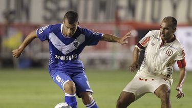 americateve | H&eacute;ctor Canteros, de V&eacute;lez Sarsfield de Argentina, controla el bal&oacute;n junto a Rainer Torres, de Universitario de Per&uacute;, durante un encuentro de la Copa Libertadores, el martes 11 de febrero de 2014 (AP Foto/Mart&iacute;n Mej&iacut