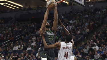 Edwards y la banca lideran triunfo de Wolves ante Cavs