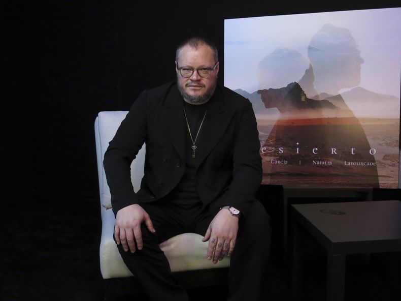 El músico mexicano Leonel García posa durante una entrevista sobre su álbum El show, en la Ciudad de México, el miércoles 11 de junio de 2025. (Foto AP/Berenice Bautista)