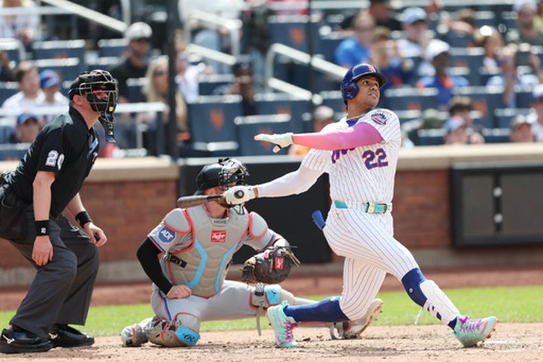 Juan Soto (22), de los Mets de Nueva York, dispara un grand slam durante la sexta entrada del juego de béisbol de Grandes Ligas contra los Marlins de Miami, el domingo 31 de mayo de 2026, en Nueva York. (AP Foto/Heather Khalifa)