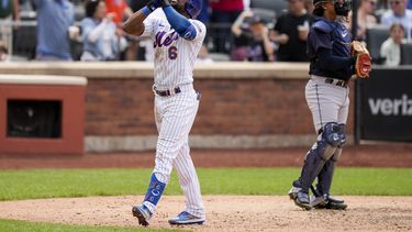 Starling Marte de los Mets de Nueva York celebra tras pegar un jonrón de dos carreras ante el relevista de los Guardianes de Cleveland, Trevor Stephan, en la octava entrada del juego de las Grandes Ligas en Nueva York, el domingo 21 de mayo de 2023. (AP Foto/John Minchillo)