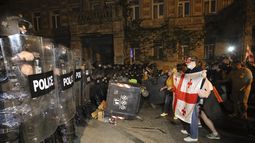 Policías antimotines impiden el paso de manifestantes reunidos para protestar contra la ley rusa en Tiflis, Georgia, el martes 30 de abril de 2024. (AP Foto/Zurab Tsertsvadze)