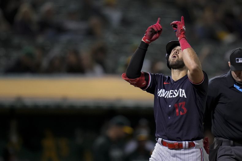 Joey Gallo, de los Mellizos de Minnesota, festeja luego de conectar un jonrón de dos carreras, el viernes 14 de julio de 2023, ante los Atléticos de Oakland (AP Foto/Godofredo A. Vásquez)