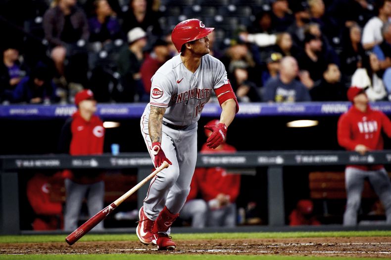 Nick Senzel, de los Rojos de Cincinnati, conecta un jonrón de dos carreras en la séptima entrada del partido ante los Rockies de Colorado, el martes 16 de mayo de 2023, en Denver. (AP Foto/Geneva Heffernan)
