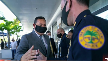 el alcalde de miami, francis suarez dio la bienvenida al nuevo jefe de policia de la ciudad, art acevedo