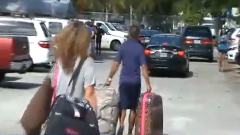 Regresan de un crucero y se topan con que las llaves de sus autos fueron lanzadas a la basura por un empleado del lote de estacionamientos.