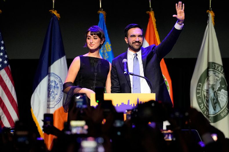 El entonces alcalde electo de la ciudad de Nueva York Zohran Mamdani (d) y su esposa Rama Duwaji, la noche de su elección en Nueva York el 4 de noviembre del 2025. (AP foto/Yuki Iwamura)