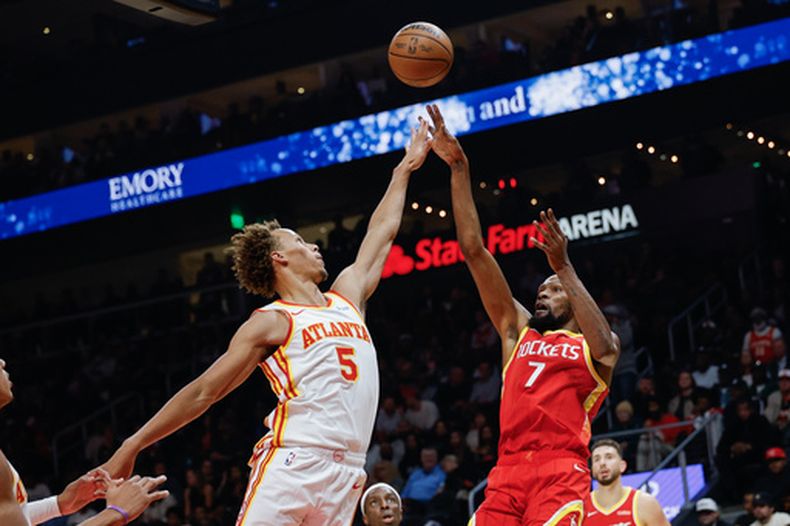Kevin Durant, de los Rockets de Houston, dispara frente a Dyson Daniels, de los Hawks de Atlanta, en el duelo del sábado 24 de octubre de 2026 (AP Foto/Erik S. Lesser)