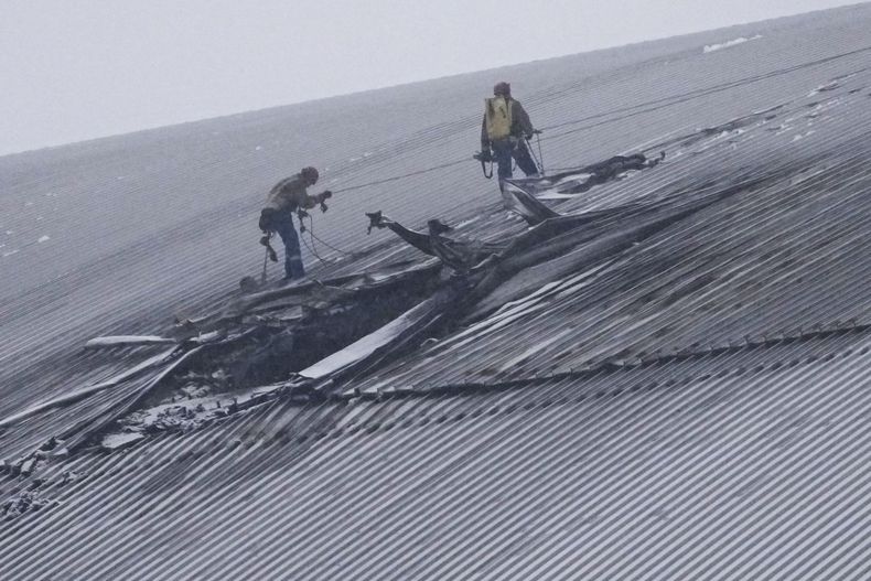 Una vista de los daños sufridos por la cubierta exterior que protege los restos del reactor número 4 de la ex central nuclear de Chernóbil, luego de un ataque con dron en Chernóbil, Ucrania, el viernes 14 de febrero de 2025. (AP Foto/Efrem Lukatsky)
