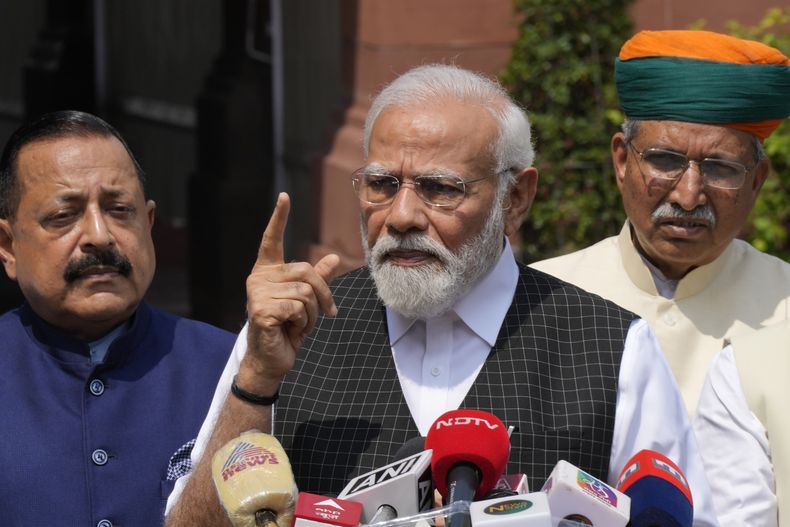 El primer ministro de India, Narendra Modi, habla a su llegada en el primer día de la sesión sobre el monzón en el parlamento indio, en Nueva Delhi, India, el jueves 20 de julio de 2023. (AP Foto/Manish Swarup)
