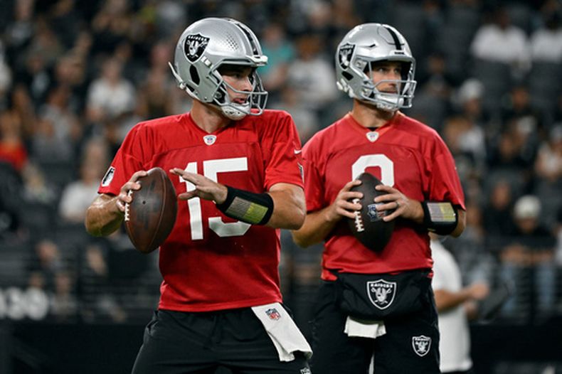 Los quarterbacks de los Raiders de Las Vegas, Fernando Mendoza (15) y Kirk Cousins (8), participan durante una práctica de fútbol americano de la NFL el martes 11 de agosto de 2026, en Las Vegas. (Foto AP/David Becker)