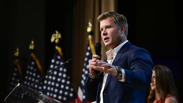 El candidato republicano al Senado por Montana, Tim Sheehy, habla durante una fiesta electoral el miércoles 6 de noviembre de 2024 en Bozeman, Montana. (AP Foto/Tommy Martino)