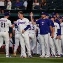 Jacob Latz (67), Jake Burger (21), Joc Pederson (centro), Nathan Eovaldi (derecha) y el resto de los Rangers de Texas tras su victoria sobre los Marineros de Seattle, el lunes 27 de julio de 2026, en Arlington, Texas. (AP Foto/Tony Gutiérrez)