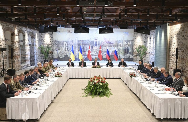 Las delegaciones rusa y ucraniana sostienen conversaciones en el palacio de Dolmabache, en Estambul, Turquía, el viernes 16 de mayo de 2025. (Ramil Sitdikov, Sputnik Pool Foto vía AP)