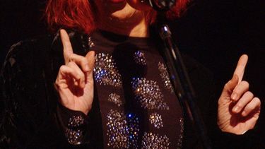 ARCHIVO - La cantante brasileña Rita Lee se presenta en concierto en Buenos Aires, Argentina, el 23 de noviembre de 2002. Lee apdada la Reina del Rock de Brasil, que vendió millones y ganó seguidores internacionales a través de su estilo colorido y sincero, murió a los 75 años la noche del 8 de mayo de 2023, según un comunicado publicado en su cuenta oficial de Instagram. (Foto AP/Natacha Pisarenko, archivo)