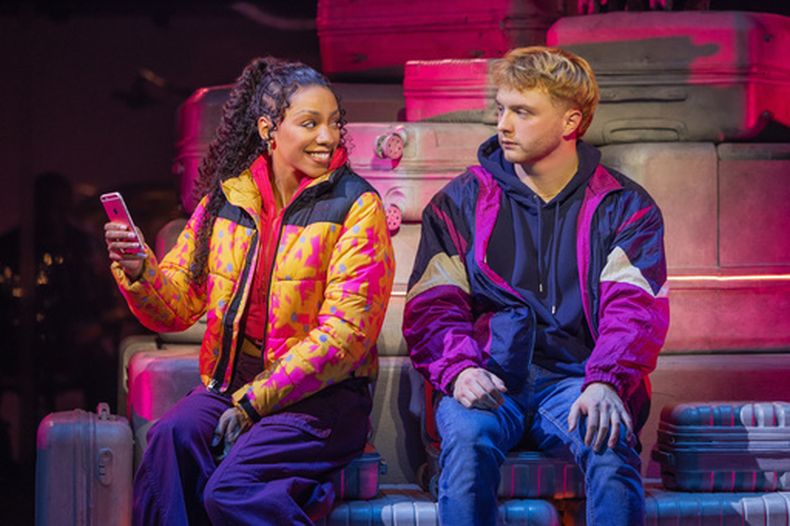 Christiani Pitts, a la izquierda, y Sam Tutty aparecen durante una representación de Two Strangers en Nueva York el 31 de octubre de 2025. (Matthew Murphy via AP)