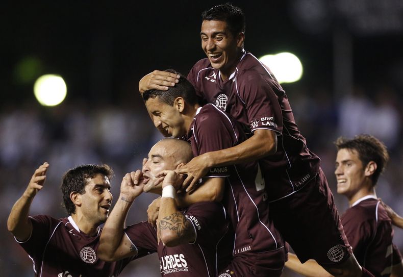 Santiago Silva (2do de izquierda a derecha), del Lan&uacute;s de Argentina, celebra con sus compa&ntilde;eros luego de anotar frente al Libertad de Paraguay, en el partido de ida de la semifinal de la Copa Sudamericana, disputado el jueves 21 de noviembre