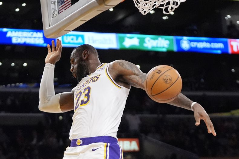 LeBron James, alero de los Lakers de Los Ángeles, realiza una clavada en el encuentro del domingo 21 de enero de 2024, ante los Trail Blazers de Portland (AP Foto/Mark J. Terrill)