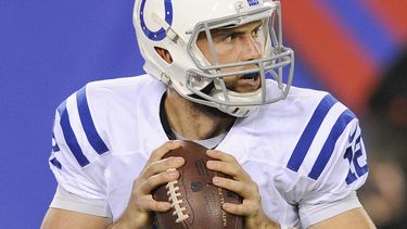americateve | Andrew Luck, de los Colts de Indian&aacute;polis, se prepara para lanzar un pase en el partido del lunes 3 de noviembre de 2014, frente a los Giants de Nueva York (AP Foto/Bill Kostroun)