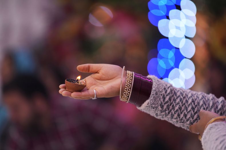 Una mujer hindú enciende una lámpara en el festival Shivaratri en Jammu, India, el 26 de febrero del 2025. (AP foto/Channi Anand)