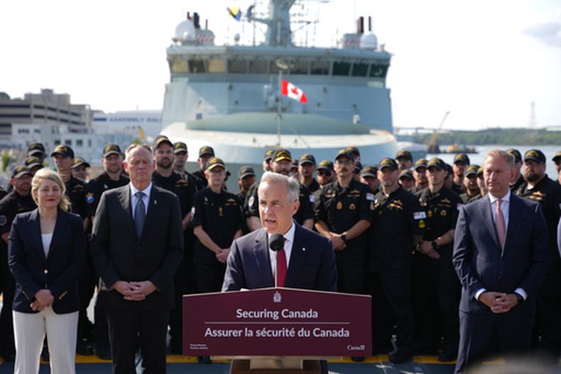 El primer ministro de Canadá, Mark Carney, hace un anuncio en el Astillero HMC, el lunes 6 de julio de 2026, en Halifax. (Darren Calabrese/The Canadian Press via AP)