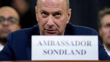 Testigo en juicio a Trump demanda a Pompeo por $1,8 millones