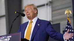 El expresidente Donald Trump, candidato presidencial republicano, habla durante una conferencia de prensa en el Aeropuerto Internacional Austin-Bergstrom, el viernes 25 de octubre de 2024, en Austin, Texas. (Foto AP/Alex Brandon)