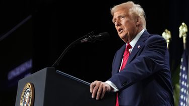 ARCHIVO - El presidente de EEUU, Donald Trump, habla en la cena de la conferencia republicana de la Cámara de Representantes en el Trump National Doral Miami en Doral, Florida, el 27 de enero de 2025. (AP Foto/Mark Schiefelbein, Archivo)