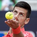 Novak Djokovic saca ante Cameron Norrie en el Abierto de Italia, el martes 16 de mayo de 2023, en Roma. (AP Foto/Andrew Medichini)