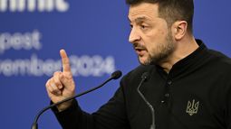 El presidente de Ucrania, Volodymyr Zelenskyy, habla durante una conferencia de prensa durante una cumbre de la Comunidad Politica Europea en el estadio Puskas de Budapest, Hungría, el jueves 7 de noviembre de 2024. (AP Foto/Denes Erdos)