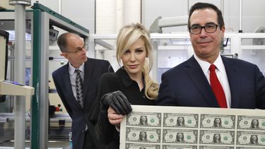 Una foto inspira bromas sobre el jefe del Tesoro de EEUU