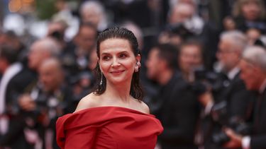 ARCHIVO - Juliette Binoche posa a su llegada a la ceremonia de premiación y al estreno de la película The Second Act durante el 77º festival internacional de cine, Cannes, sur de Francia, el martes 14 de mayo de 2024. (Foto Vianney Le Caer/Invision/AP, archivo)