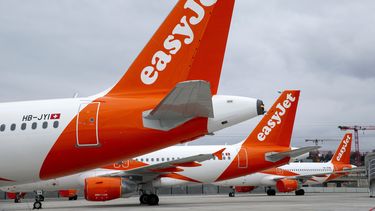 ARCHIVO - En esta foto de archivo del lunes 30 de marzo de 2020, un gran número de aviones de easyJet se encuentran estacionados en la pista del Aeropuerto de Ginebra, en Ginebra, Suiza. (Salvatore Di Nolfi/Keystone vía AP)