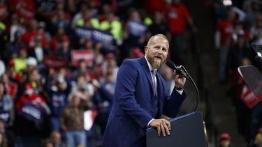 En momento difícil, Trump regresa a equipo del 2016