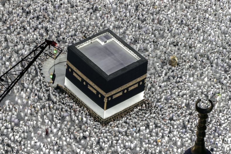 Peregrinos musulmanes giran alrededor de la Kaaba, la construcción en forma de cubo en la Gran Mezquita, durante el peregrinaje anual del haj, el jueves 22 de junio de 2023, en la Meca, Arabia Saudí. (AP Foto/Amr Nabil)