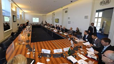 americateve | Miembros del Tribunal Internacional de Apelaciones del automovilismo deportivo reunidos en Par&iacute;s el 14 de abril del 2014. El tribunal fall&oacute; contra la apelaci&oacute;n de Red Bull por la descalificaci&oacute;n del piloto Daniel Ricciardo en e