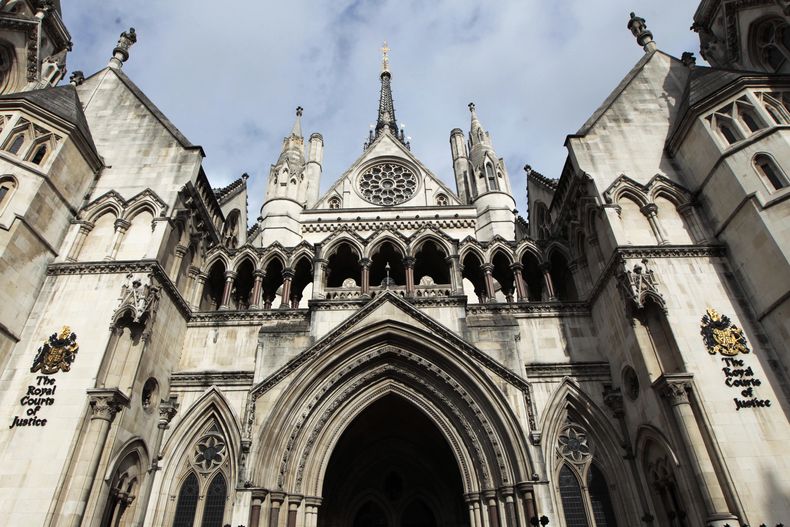 Vista del exterior de los Tribunales Reales de Justicia, que alberga el Tribunal Superior, en Londres, el miércoles 3 de octubre de 2012. (Foto AP/Sang Tan, Archivo)