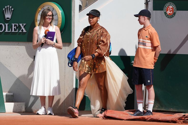Naomi Osaka, de Japón, entra a la cancha para el partido de segunda ronda de individuales femeninos contra Donna Vekic, de Croacia, en el torneo de tenis de Roland Garros en París, el jueves 28 de mayo de 2026. (Foto AP/Thibault Camus)