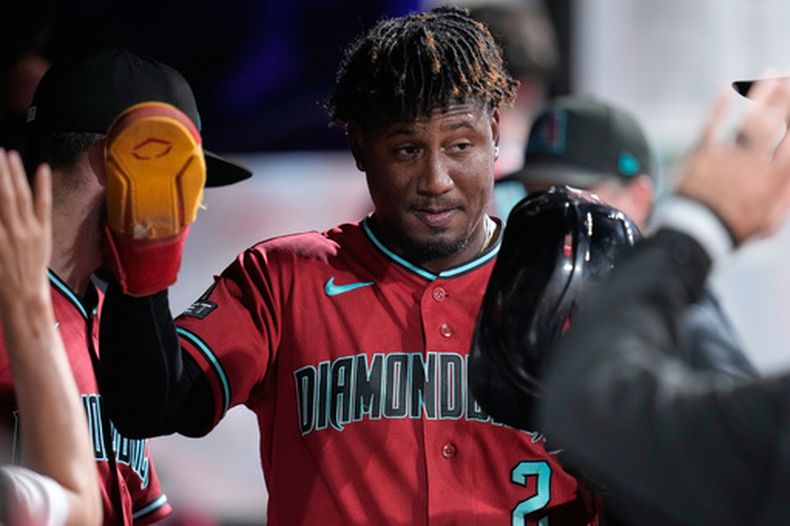 El dominicano Geraldo Perdomo, de los Diamondbacks de Arizona, festeja en la cueva tras anotar ante los Guardianes de Cleveland el viernes 31 de julio de 2026 (AP Foto/Sue Ogrocki)