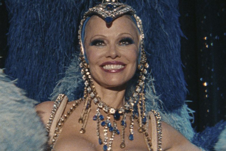 Esta imagen proporcionada por Roadside Atracciones muestra a Pamela Anderson en una escena de The Last Showgirl. (Roadside Attractions via AP)
