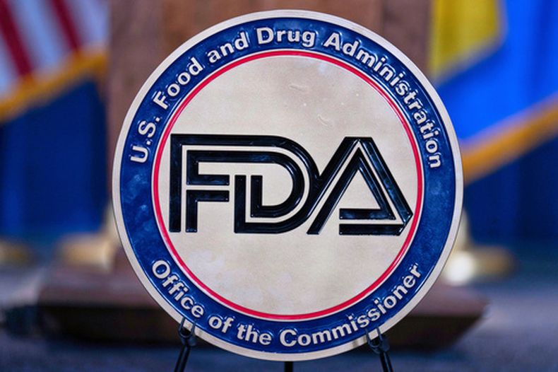 ARCHIVO – El sello de la Administración de Alimentos y Medicamentos de Estados Unidos (FDA, por sus siglas en inglés) en el auditorio del edificio Hubert Humphrey en Washington, el 22 de abril de 2025. (AP Foto/Jose Luis Magana, Archivo)