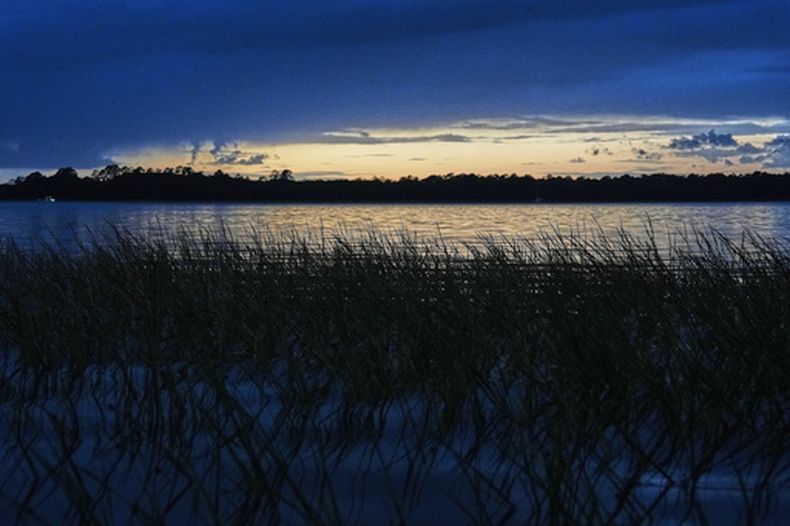 ARCHIVO – El sol se pone sobre una marisma salobre, el lunes 6 de octubre de 2025, en Charleston, Carolina del Sur (AP Foto/Joshua A. Bickel, Archivo)