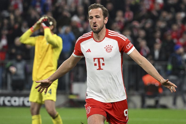 Harry Kane celebra tras anotar el primer gol del Bayern Múnich ante la Lazio en los octavos de final de la Liga de Campeones, el martes 5 de marzo de 2023, en Múnich. (AP Foto/Sven Hoppe/dpa)